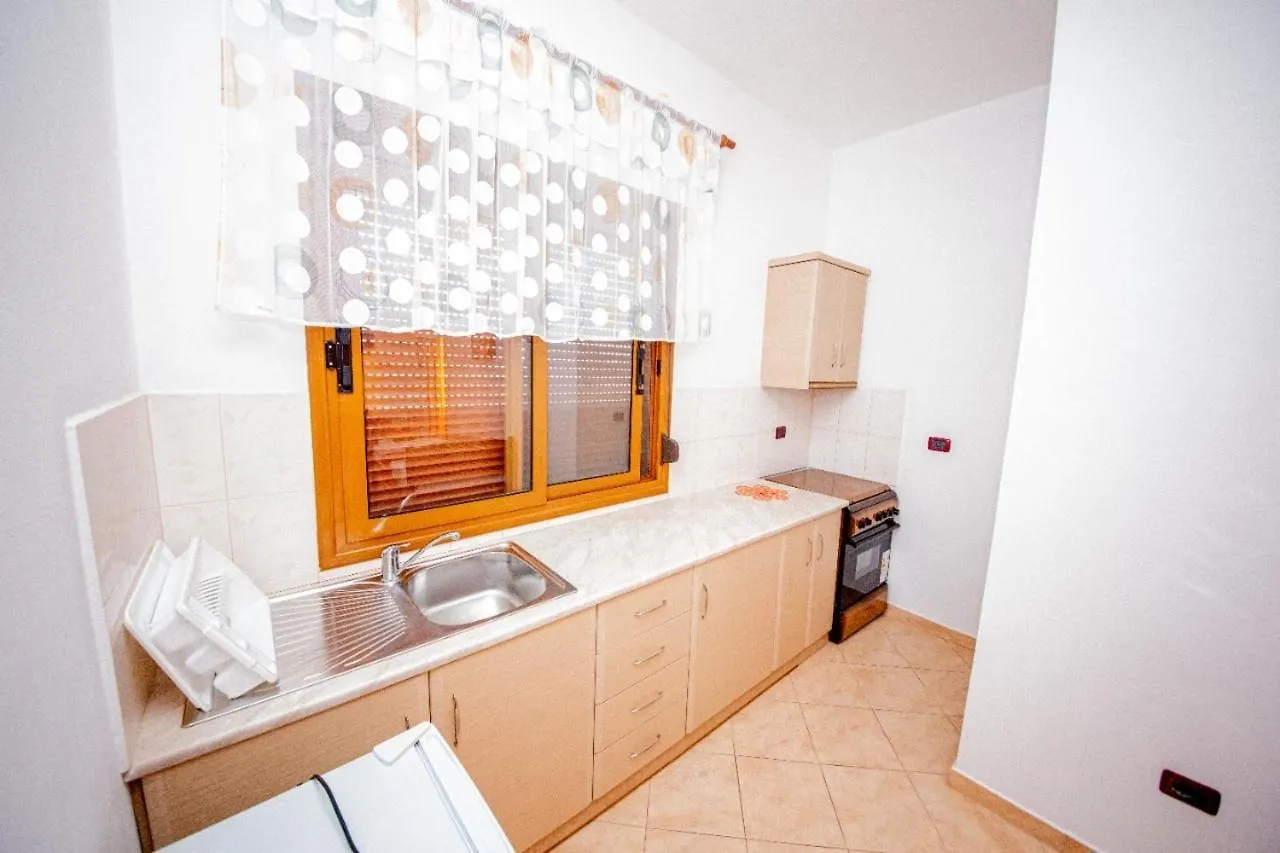 Hotel Villa Qendra Εξαμίλιο