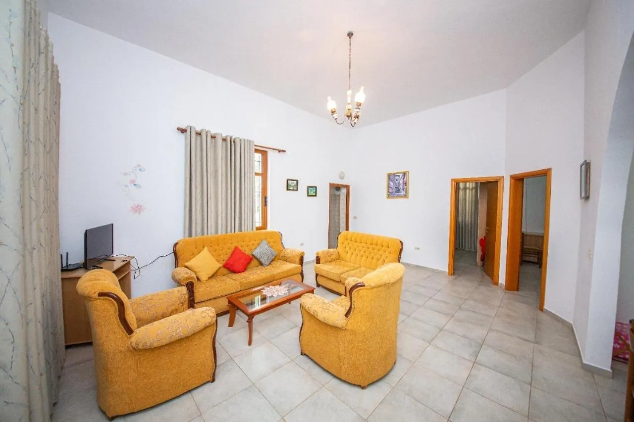 Hotel Villa Qendra Εξαμίλιο