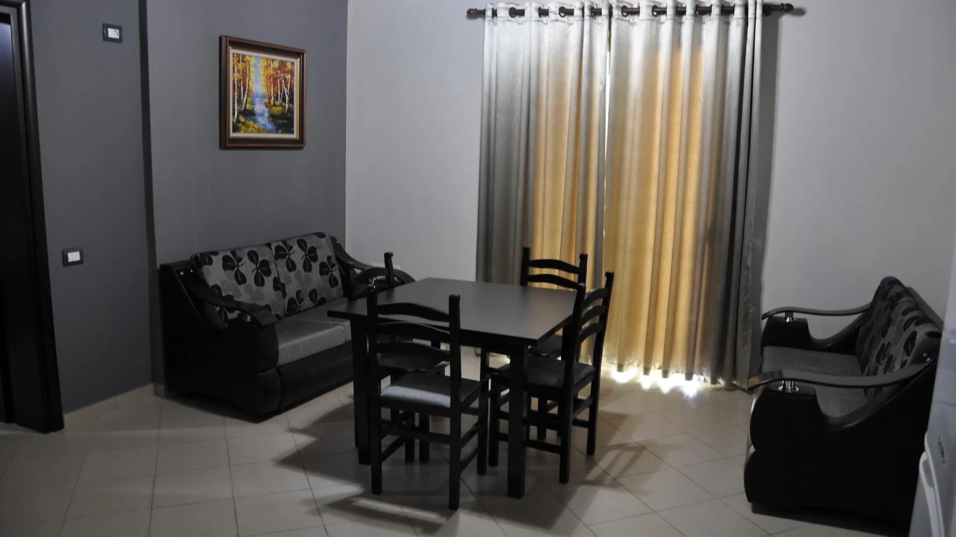 Hotel Villa Qendra Εξαμίλιο