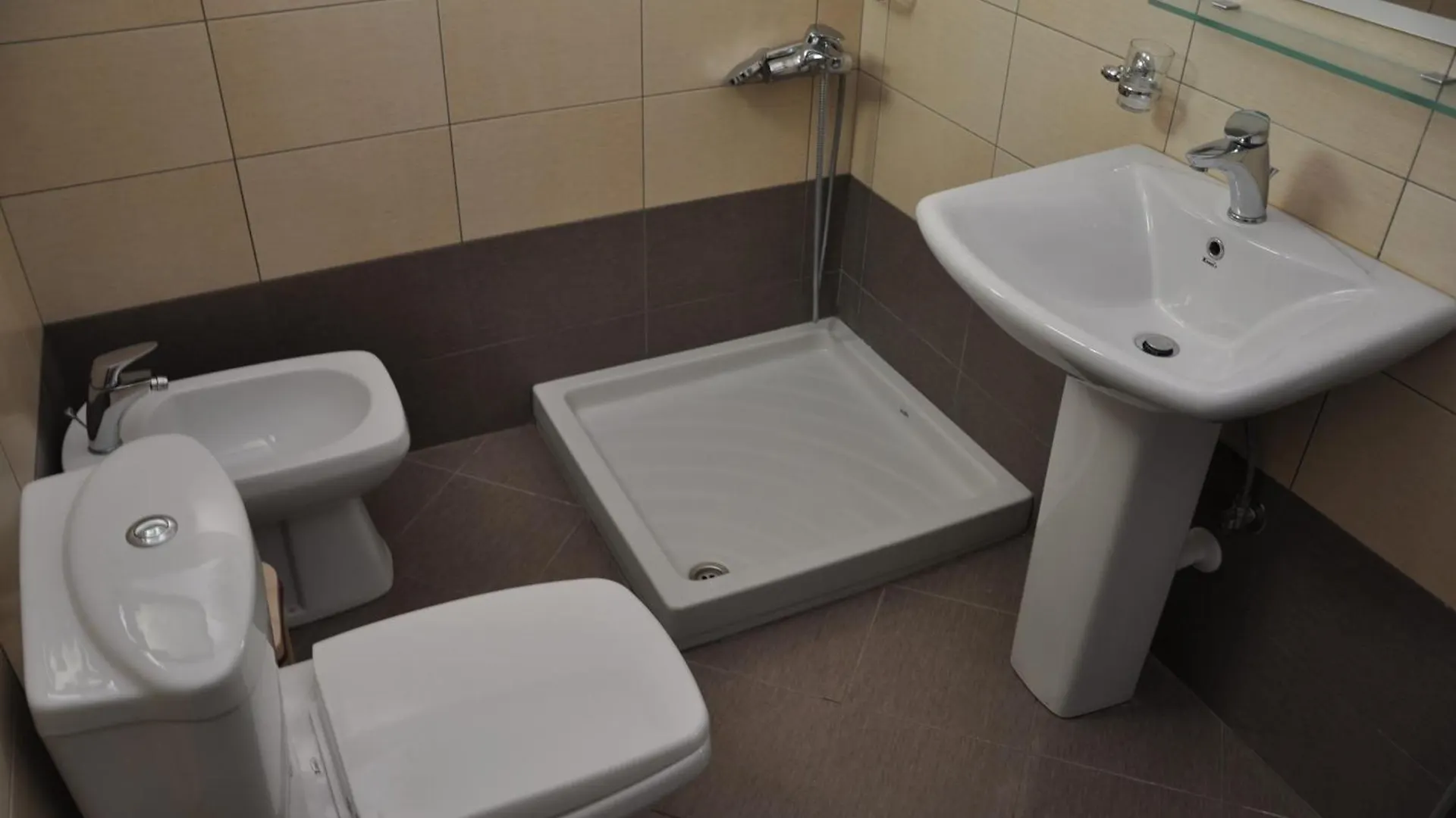 Hotel Villa Qendra Εξαμίλιο