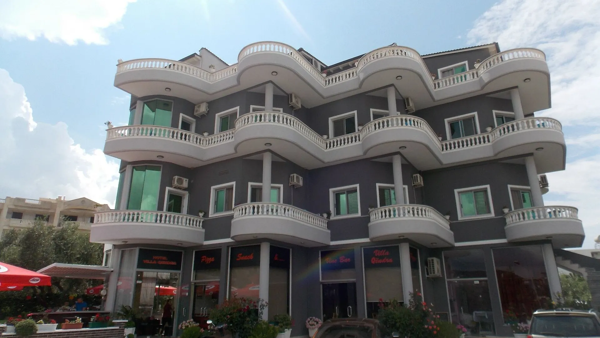 Hotel Villa Qendra Εξαμίλιο